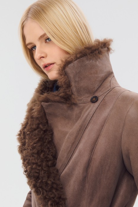 дубленка из овчины с поясом из россии вид сбоку