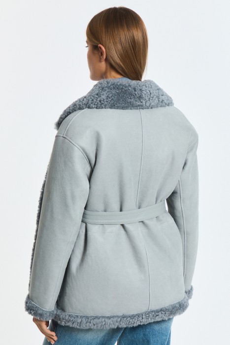 дубленка из овчины с поясом по цене 37320 руб вид справа