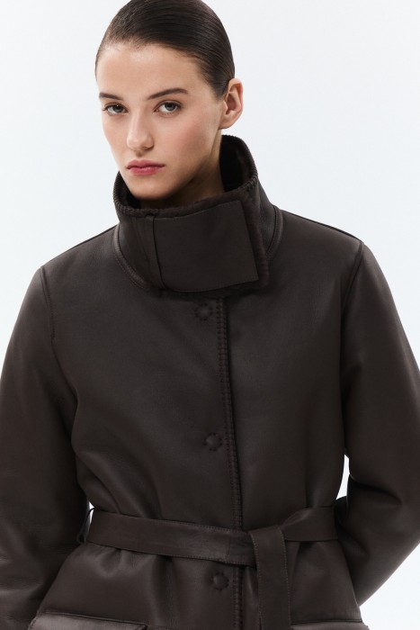 дубленка из овчины с поясом из россии вид сбоку