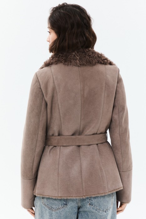 дубленка из овчины с поясом по цене 44790 руб вид справа