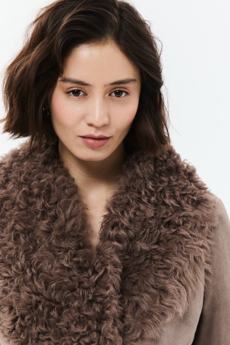 дубленка из овчины с поясом из россии вид сбоку