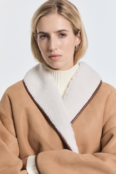 дубленка из овчины с поясом из россии вид сбоку