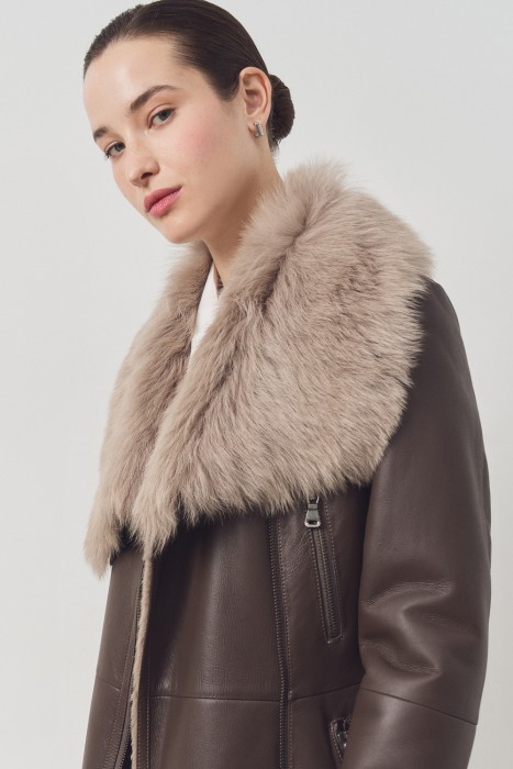 дубленка из овчины с поясом по цене 71080 руб вид справа