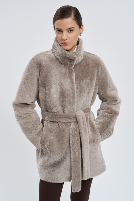 дубленка из овчины с поясом от бренда снежная королева вид слева
