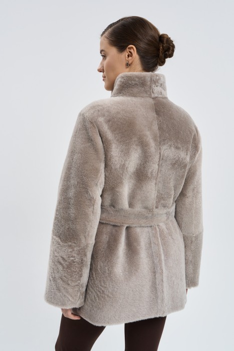 дубленка из овчины с поясом по цене 56400 руб вид справа