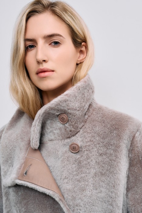 дубленка из овчины с поясом из россии вид сбоку