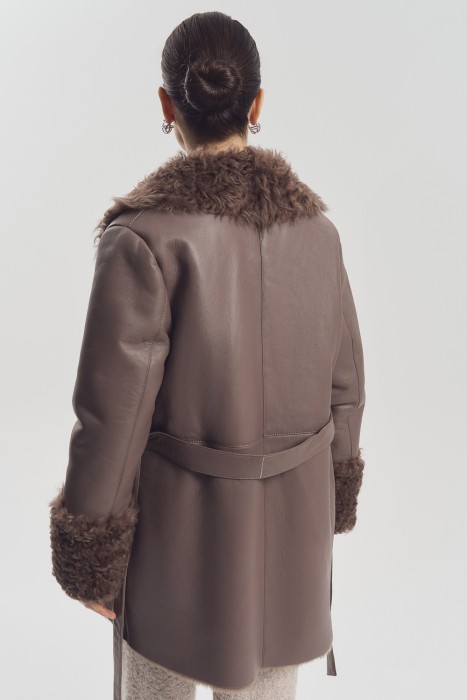 дубленка из овчины с поясом из россии вид сбоку
