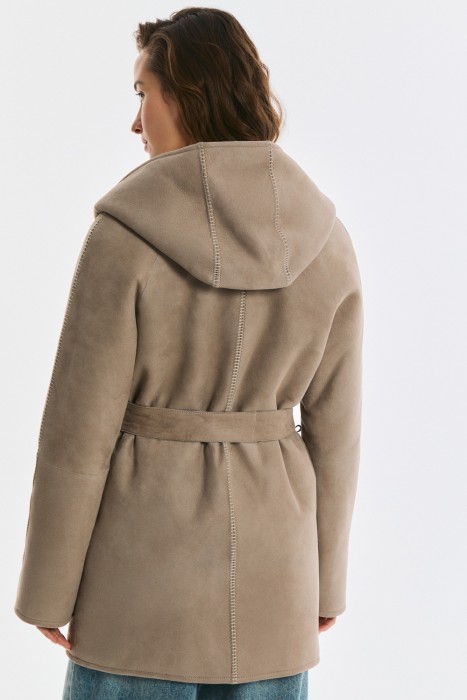 дубленка из овчины с поясом по цене 68010 руб вид справа