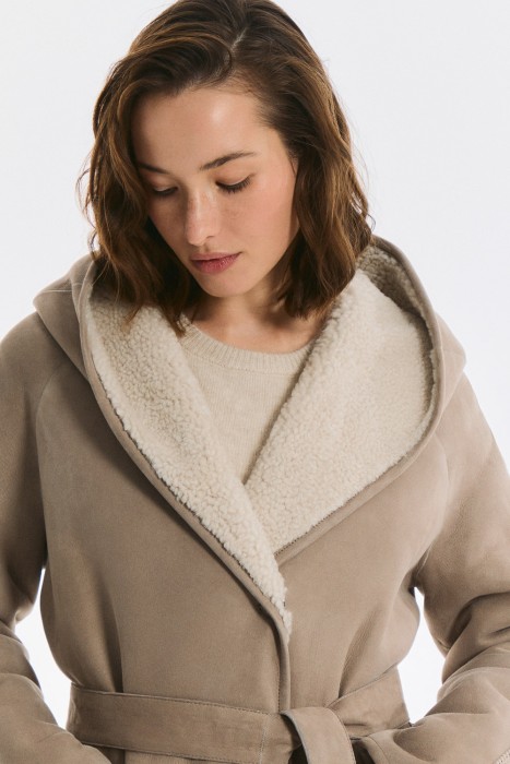 дубленка из овчины с поясом из россии вид сбоку