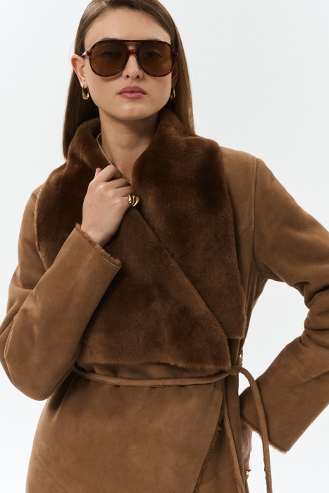 дубленка из овчины с поясом по цене 84310 руб вид справа