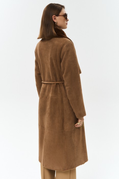 дубленка из овчины с поясом из россии вид сбоку