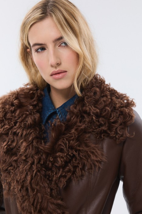 дубленка из овчины с поясом из россии вид сбоку