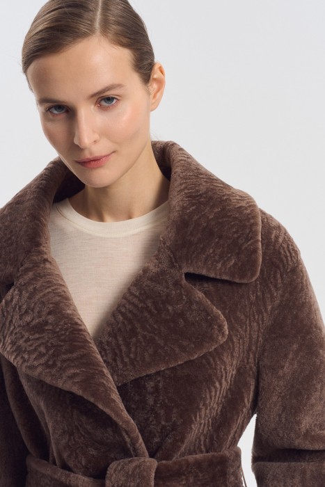 дубленка из овчины с поясом из россии вид сбоку