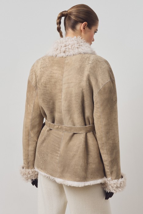 дубленка из овчины с поясом по цене 100610 руб вид справа