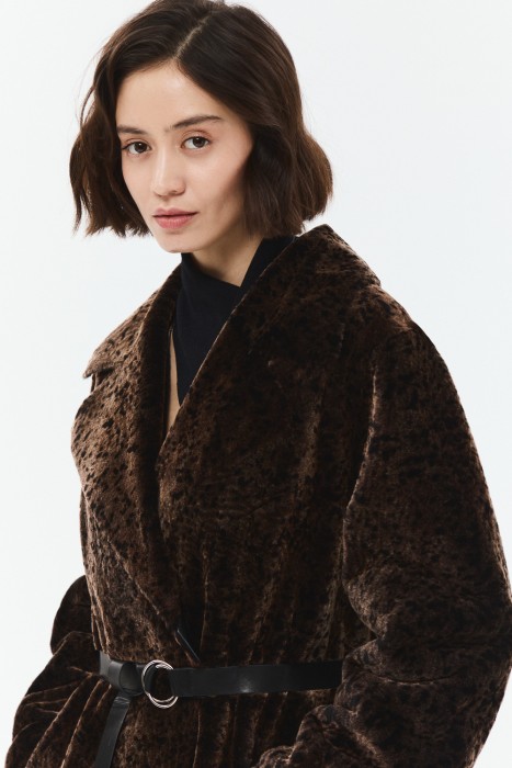 дубленка из овчины с поясом из россии вид сбоку