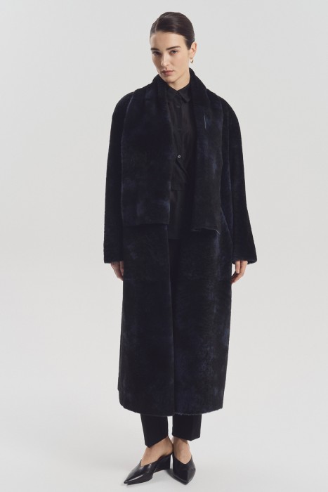 дубленка из овчины с шарфом из россии вид сбоку