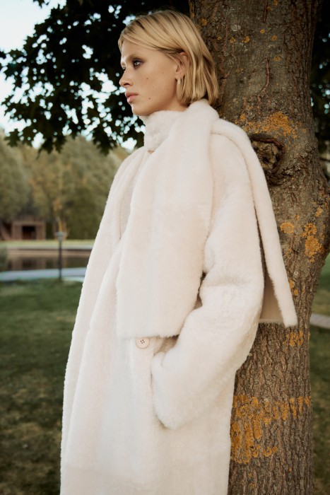 дубленка из овчины с шарфом от бренда снежная королева вид слева