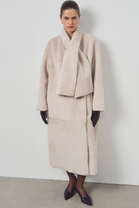 дубленка из овчины с шарфом из россии вид сбоку