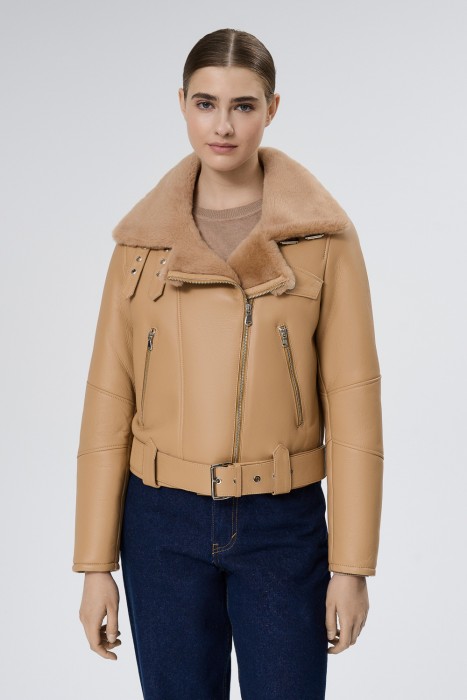 дубленка из овчины от бренда снежная королева вид слева