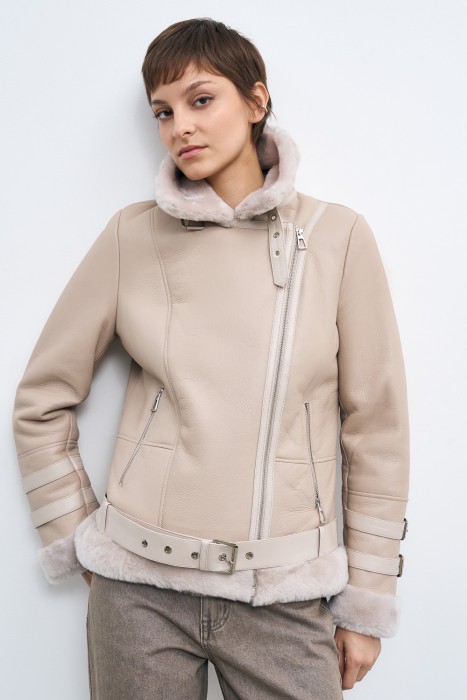 дубленка из овчины от бренда снежная королева вид слева