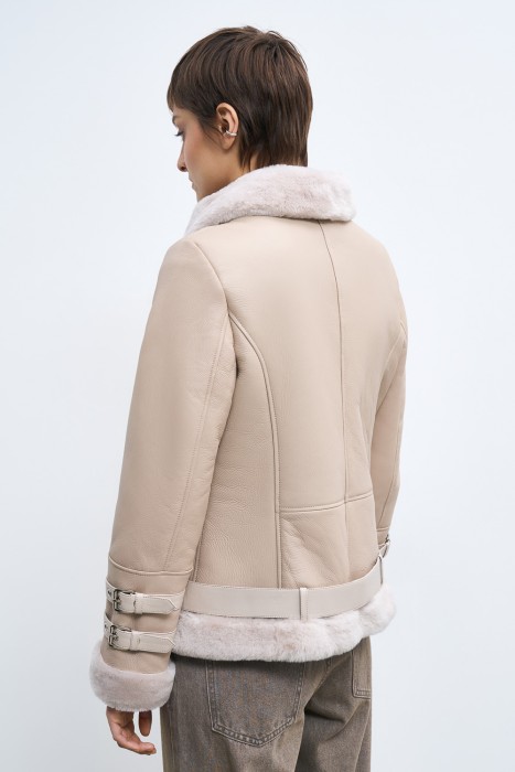 дубленка из овчины по цене 23650 руб вид справа