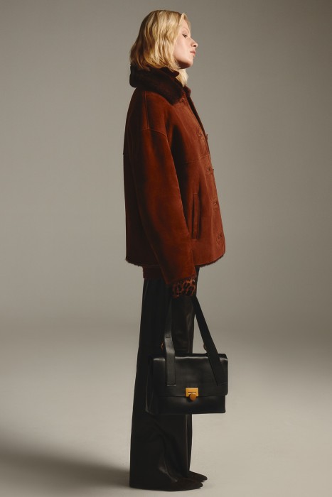 дубленка из овчины от бренда снежная королева вид слева