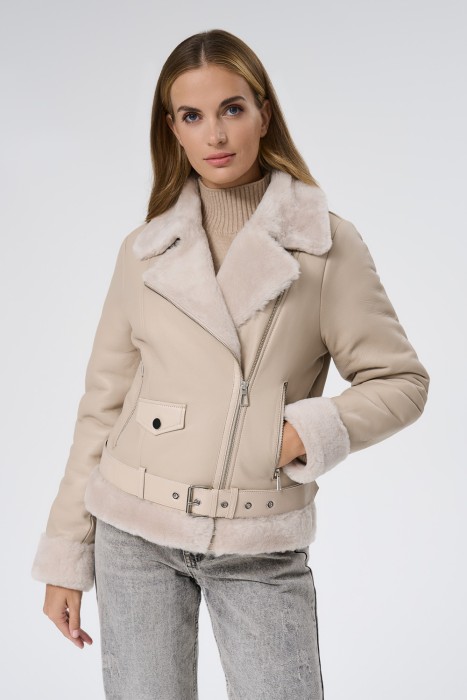 дубленка из овчины от бренда снежная королева вид слева