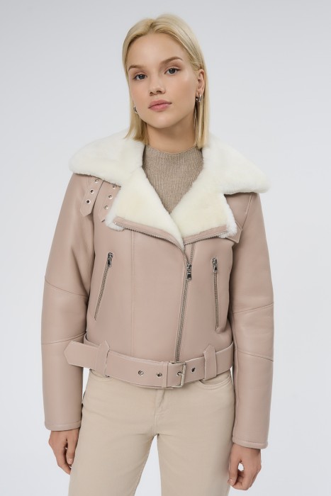 дубленка из овчины от бренда снежная королева вид слева