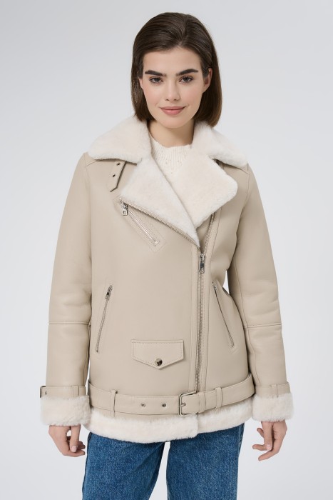 дубленка из овчины от бренда снежная королева вид слева