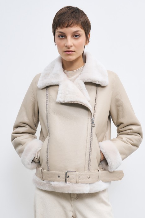 дубленка из овчины от бренда снежная королева вид слева