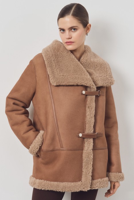 дубленка из овчины от бренда снежная королева вид слева