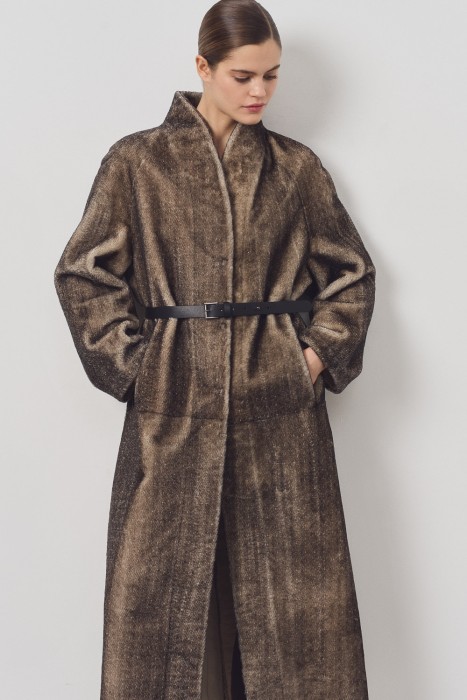 дубленка-косуха из овчины с ремнем от бренда снежная королева вид слева