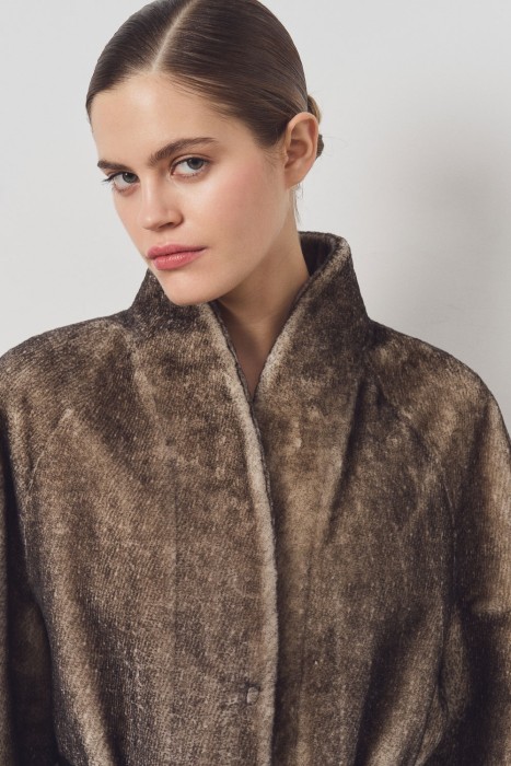 дубленка-косуха из овчины с ремнем из россии вид сбоку