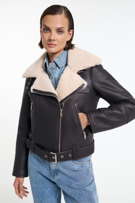 дубленка-косуха из овчины от бренда снежная королева вид слева