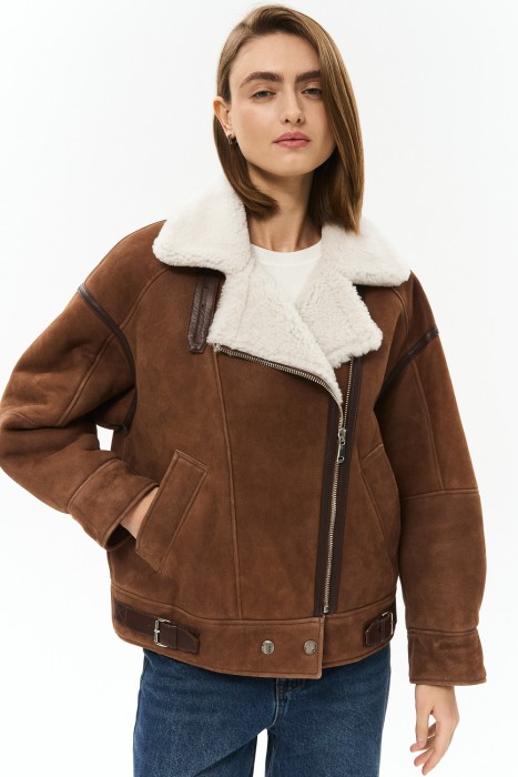 дубленка-косуха из овчины от бренда снежная королева вид слева