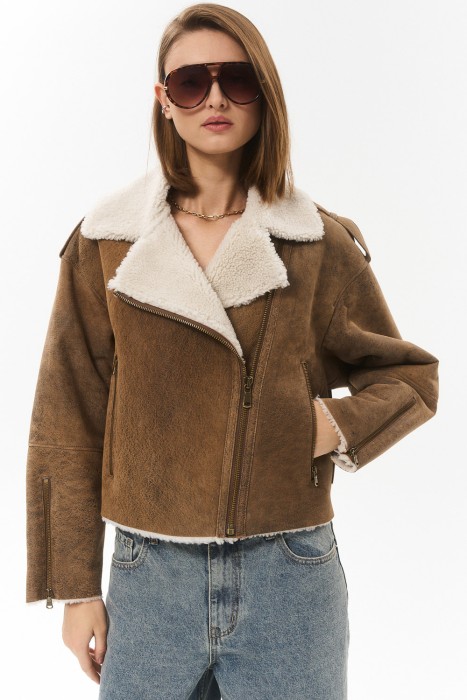 дубленка-косуха из овчины от бренда снежная королева вид слева