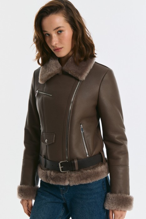 дубленка-косуха из овчины от бренда снежная королева вид слева