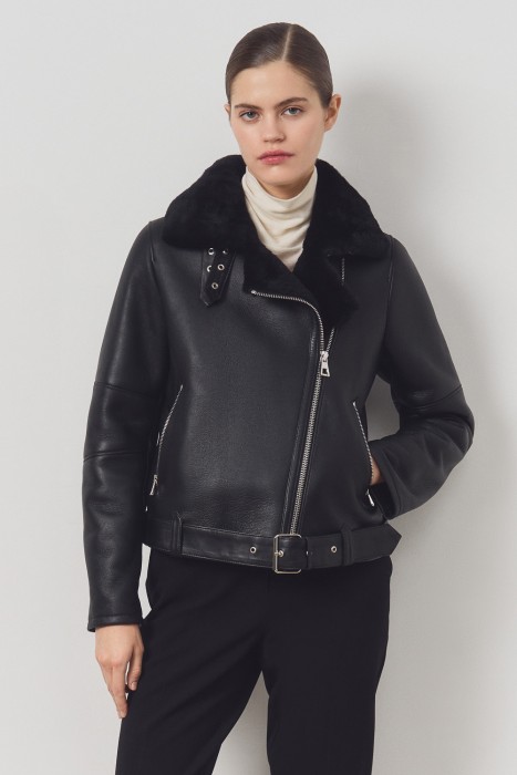 дубленка-косуха из овчины от бренда снежная королева вид слева