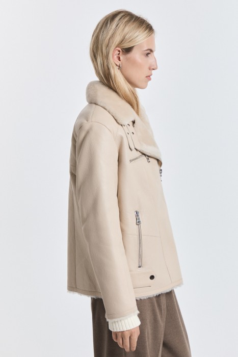 дубленка-косуха из овчины от бренда снежная королева вид слева