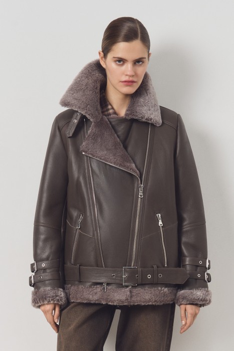 дубленка-косуха из овчины от бренда снежная королева вид слева