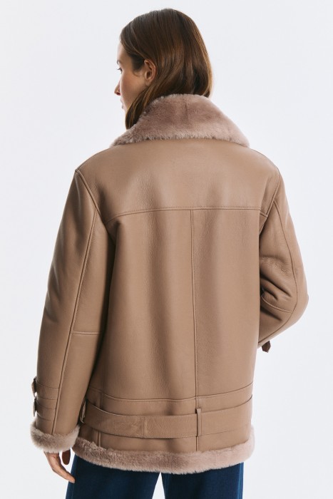 дубленка-косуха из овчины от бренда снежная королева вид слева