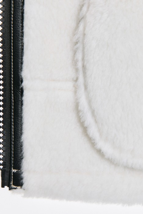 дубленка-косуха с меховой отделкой из россии вид сбоку