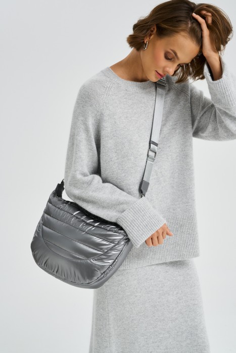 дутая сумка от бренда снежная королева вид слева