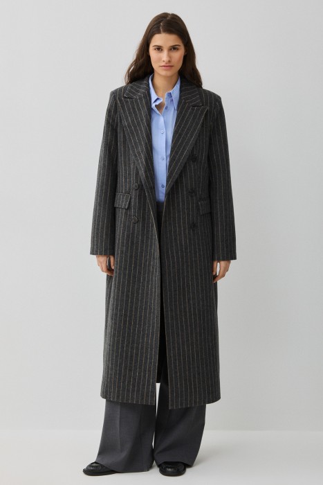 двубортное пальто с поясом от бренда снежная королева вид слева