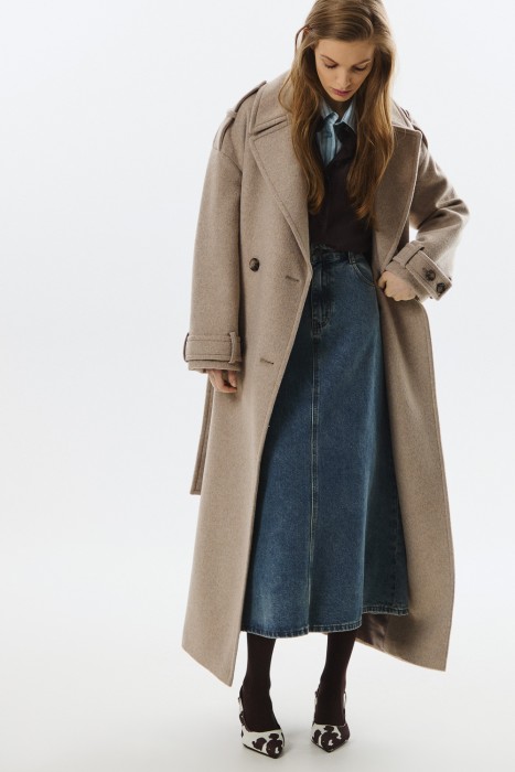 двубортное пальто с поясом от бренда снежная королева вид слева