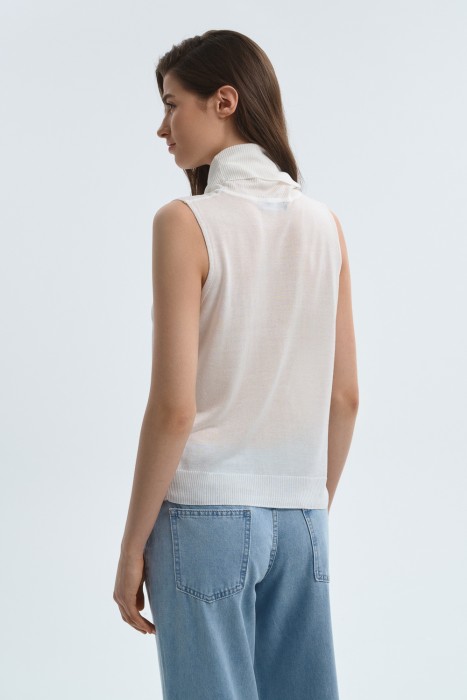 джемпер без рукавов по цене 960 руб вид справа