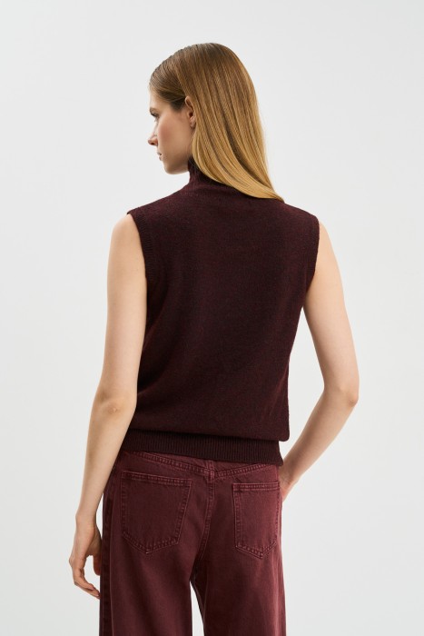 джемпер без рукавов по цене 800 руб вид справа