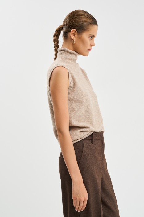 джемпер без рукавов по цене 960 руб вид справа