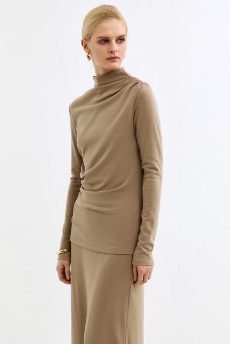 джемпер с драпировкой от бренда снежная королева вид слева