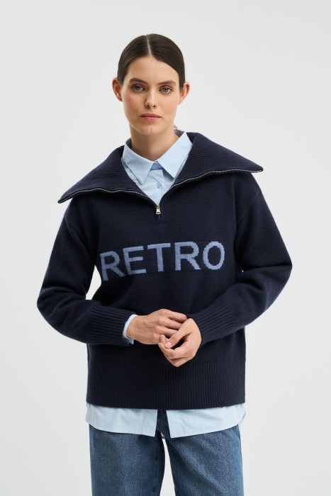 джемпер с надписью от бренда снежная королева вид слева